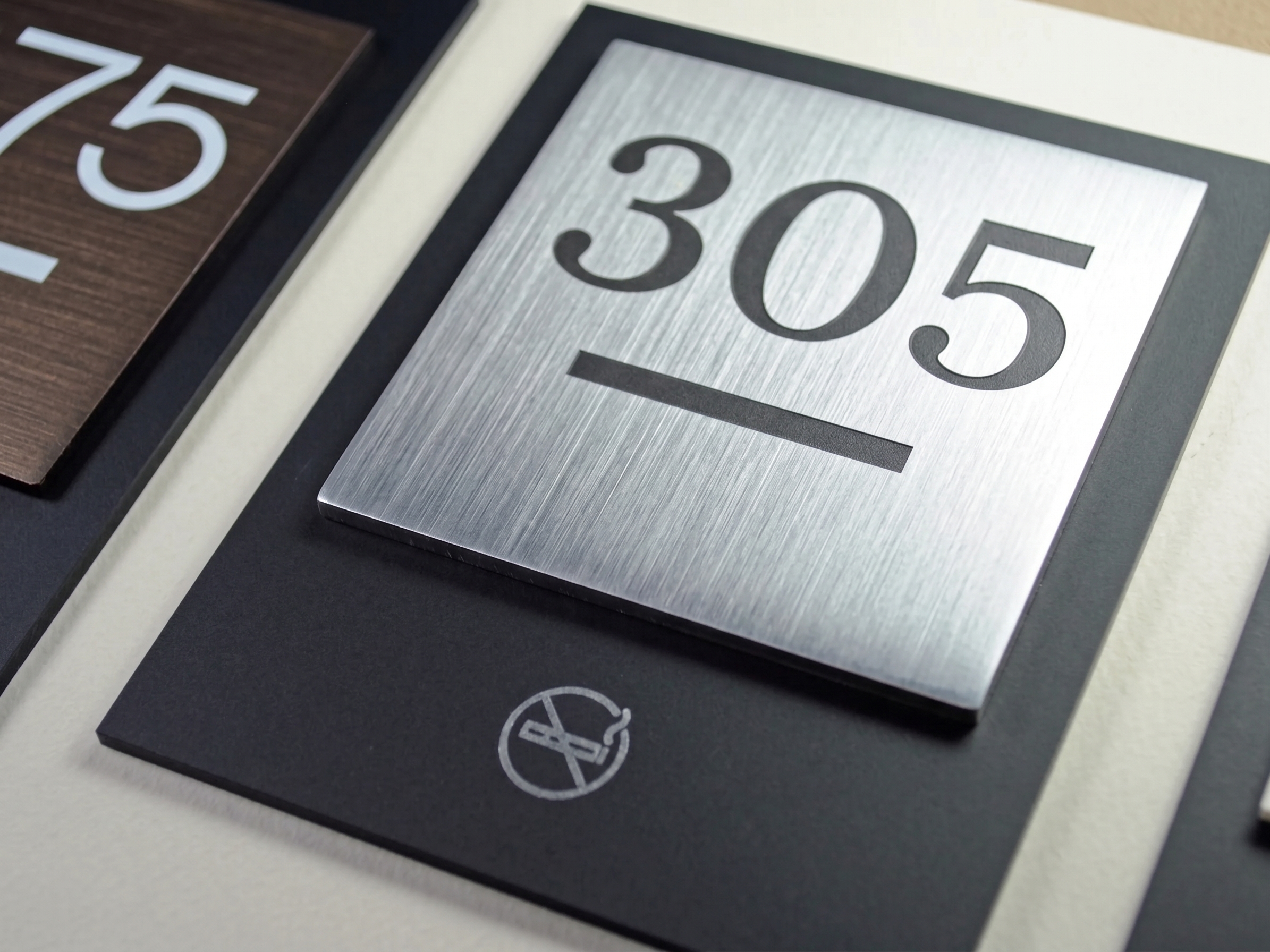 Placa de Habitación con QR de Ahorro Eco-Energético